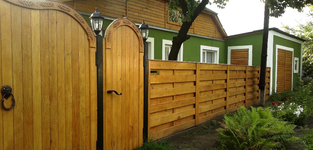 Красивый забор для дома из дерева